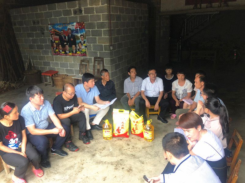 区党委机关党总支第一支部与南宁分公司区党委项目党支部联合开展结对扶贫帮扶活动