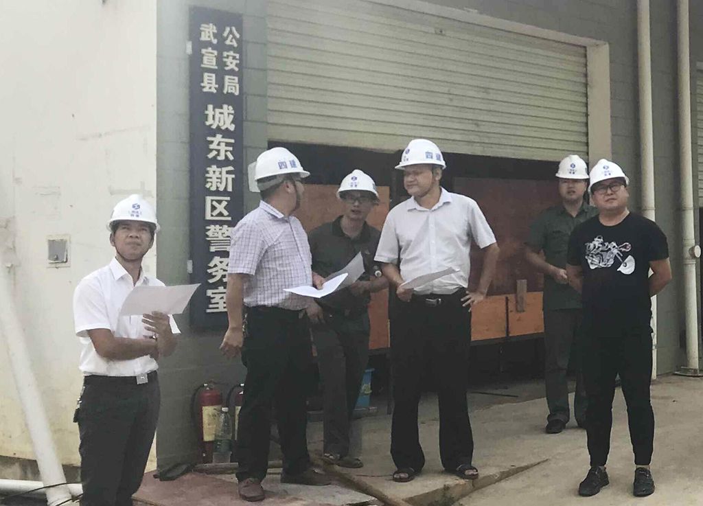 吴孝斌听取工作情况汇报.jpg