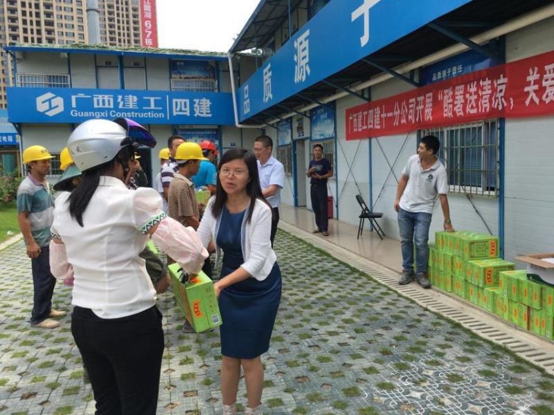 分公司第一副经理唐鹏到钦州奥林华府项目慰问.jpg