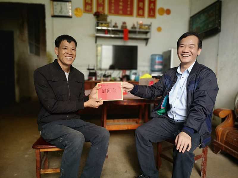 公司领导到靖西市新甲乡定点扶贫村开展扶贫活动02.jpg