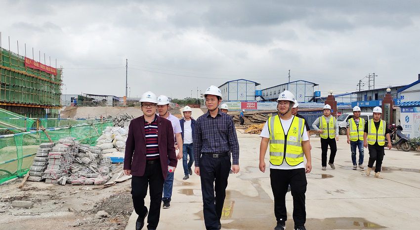 蒋建成到柳州分公司石碑坪安置房项目督导检查现场 - 副本.jpg