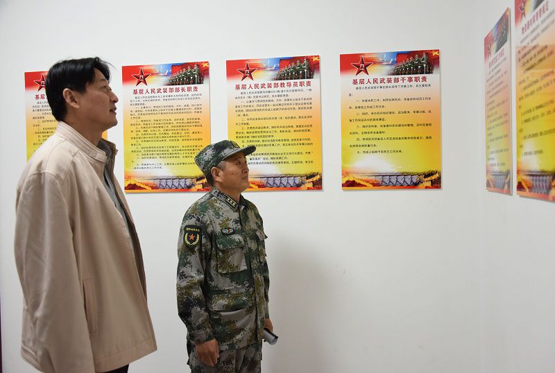 督导检查武装部办公室.jpg