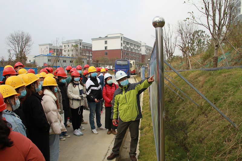 桂林航天工业学院师生到公司承建项目参观学习.JPG