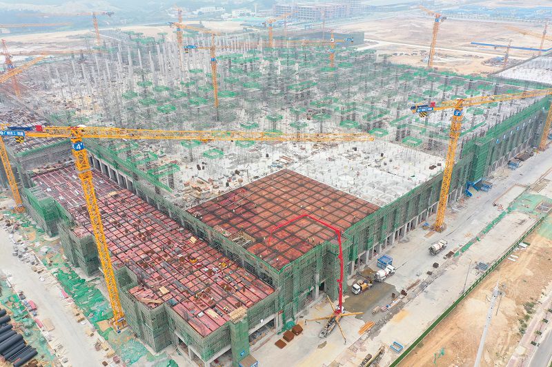 1617782775407037.jpg 核心区L30层最后一块楼面结构施工.jpg