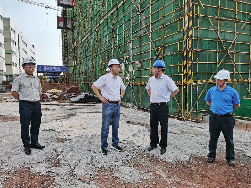 1621841960138941.jpg 调研现场(左二为姜云飞)(修改) (1).jpg