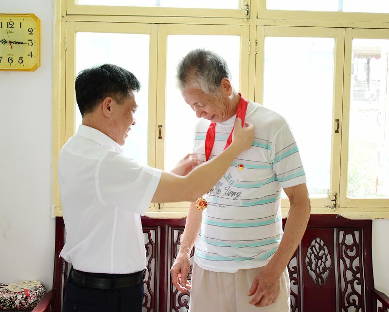 1625110788213222.jpg 龙书记佩戴纪念章(修图).jpg