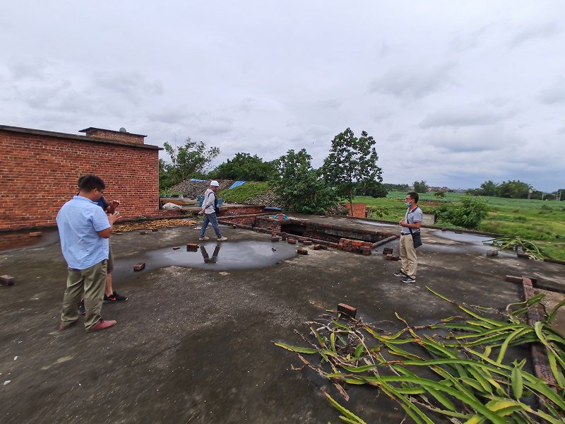 1630456377939857.jpg 技术工作队实地查看农房800.jpg