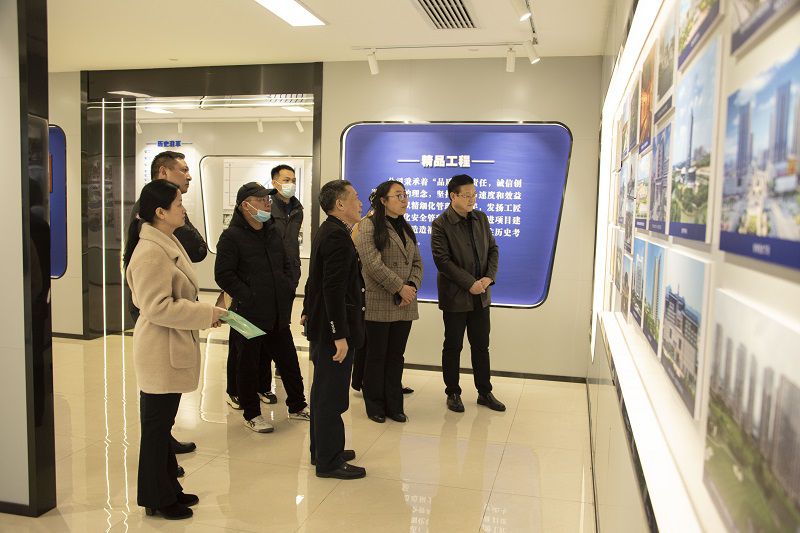 参观企业文化展示馆800.jpg