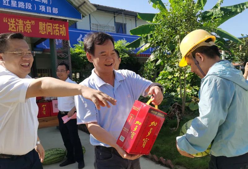 邱董慰问1.jpg