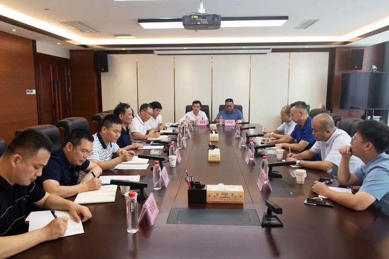 邱国兴与正威国际集团工程管理中心总裁董毅举行工作会谈.jpg