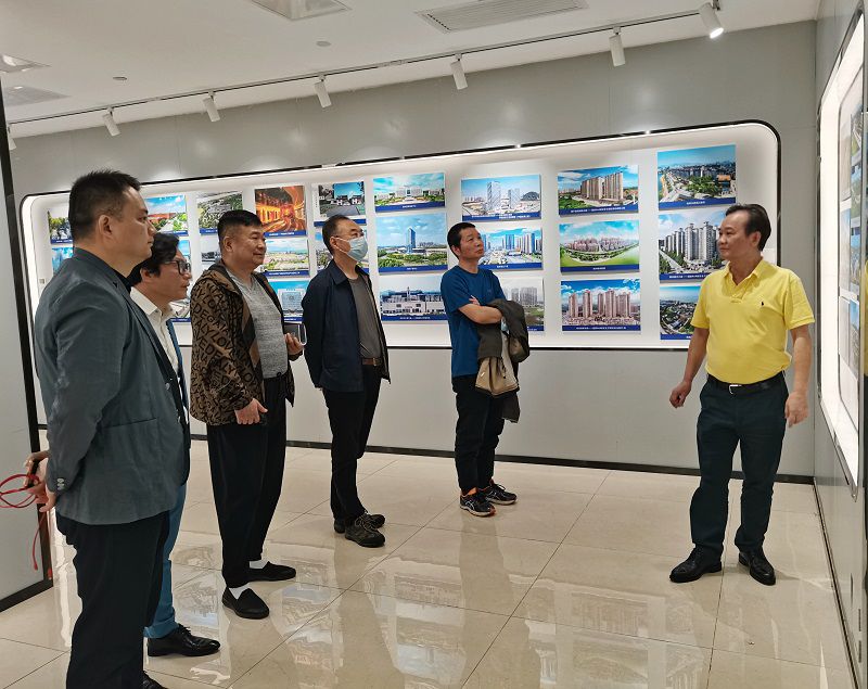 参观企业文化展示馆800.jpg