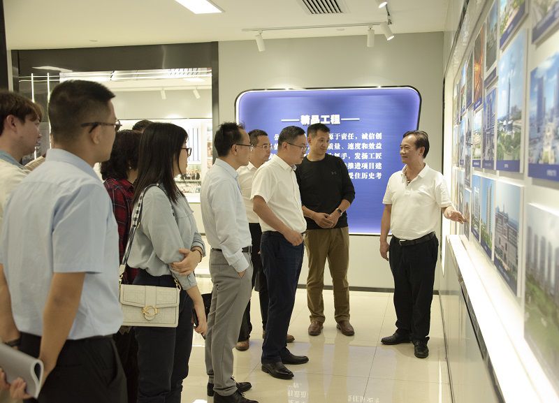 参观企业文化展示馆（800图1）.jpg