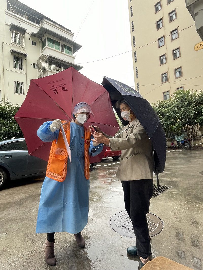 物业分公司党员王天群参加防疫工作（修图.jpg
