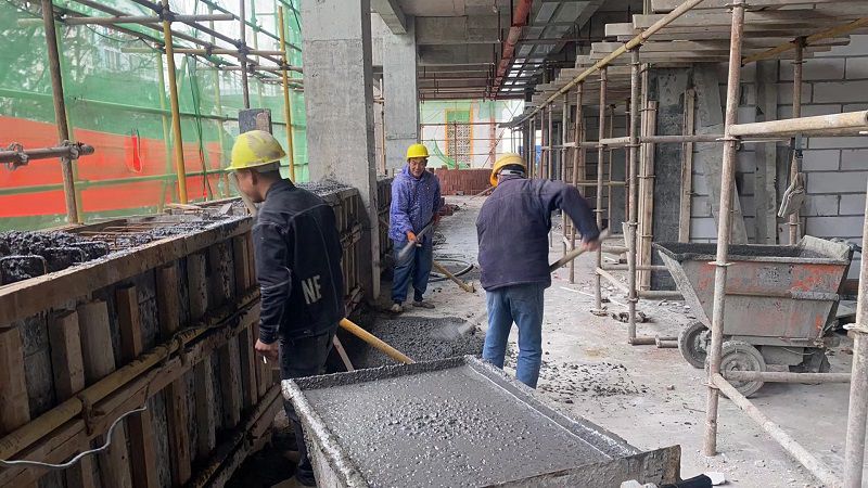 手推车浇筑混凝土(修图）.jpg