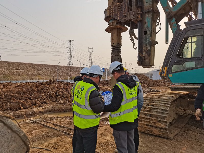 华中国际汽车产业园改装及检测基地项目管理人员进行桩基施工验收（修图）.jpg