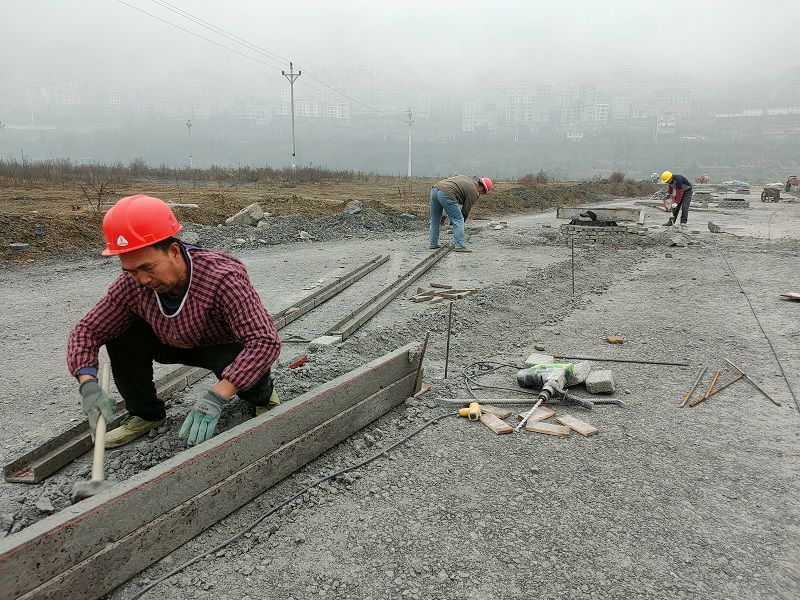 重庆彭水仓储物流基地项目5~7号支路路面砼侧边模板安装（修图）.jpg