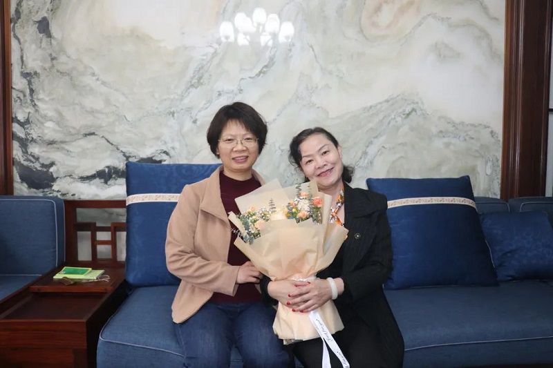 公司工会开展“温暖送祝福·关爱女职工”慰问活动1.jpg