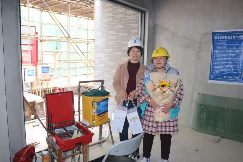 公司工会开展“温暖送祝福·关爱女职工”慰问活动2.jpg