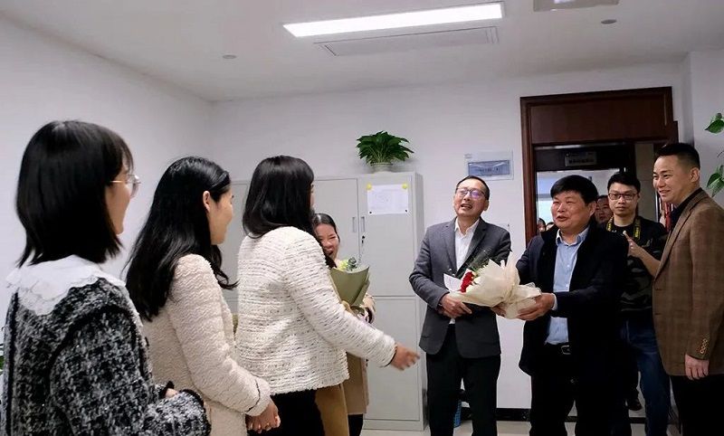 公司领导班子走访慰问女职工5.jpg
