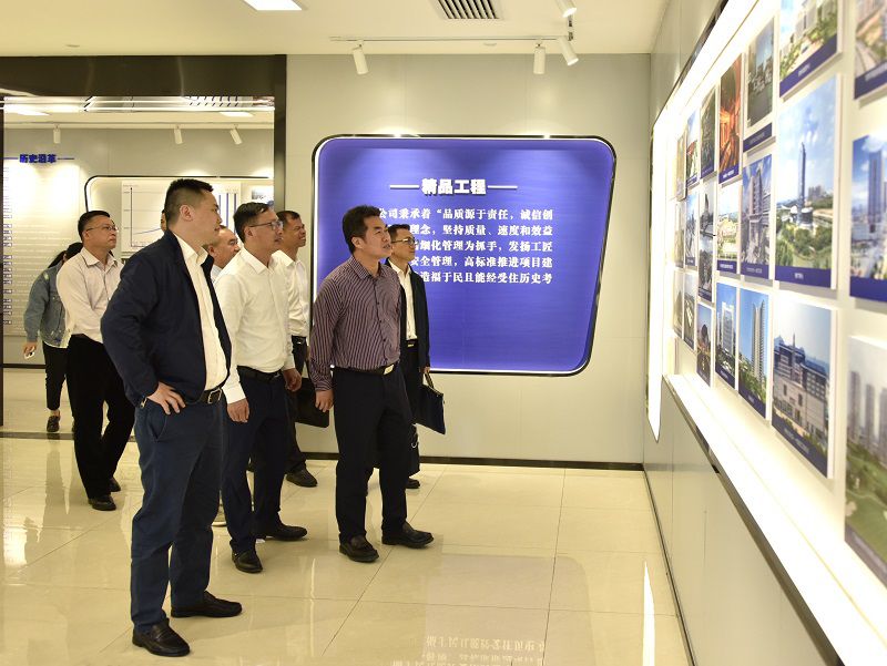 参观企业文化展示馆（修图）.jpg