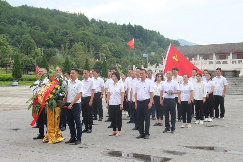 向红军烈士墓冢敬献花篮(修图）.jpg