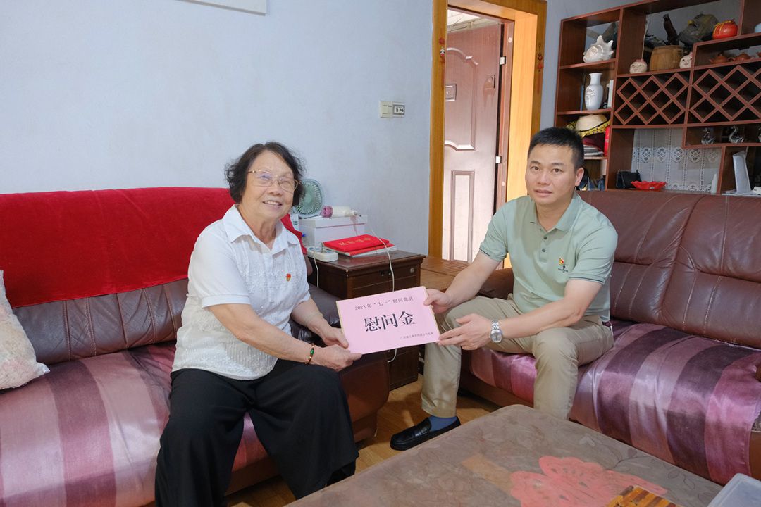 伍书记慰问.jpg