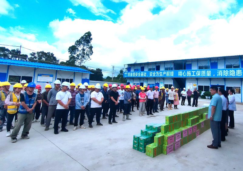 来宾市人大常委会副主任、市总工会主席吴立到公司中国食品安全生产示范园项目开展送清凉慰问活动（800）.jpg