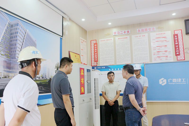 毛晓冬了解“红色工地”创建情况-修图.jpg