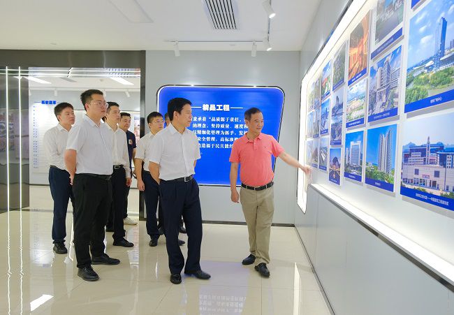 参观四建公司企业文化展示馆（修图）.jpg