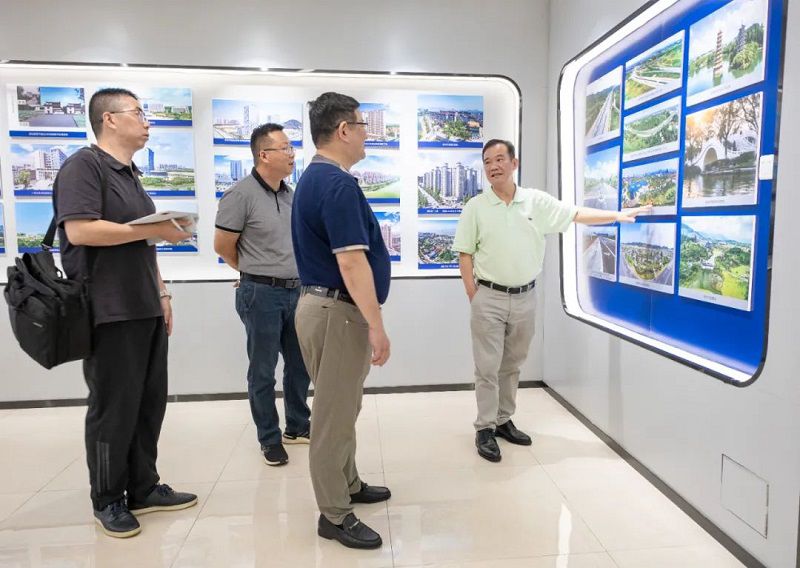 参观企业文化展示馆.jpg