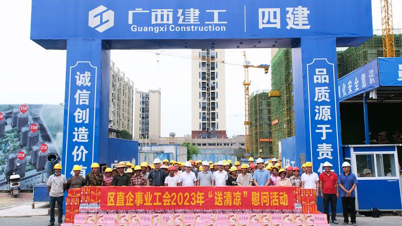门口大合影800.jpg