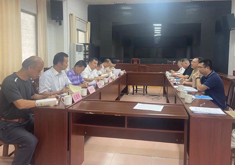 彭业波与桂平市委常委、政法委书记覃桂深举行工作会谈会议现场800.jpg