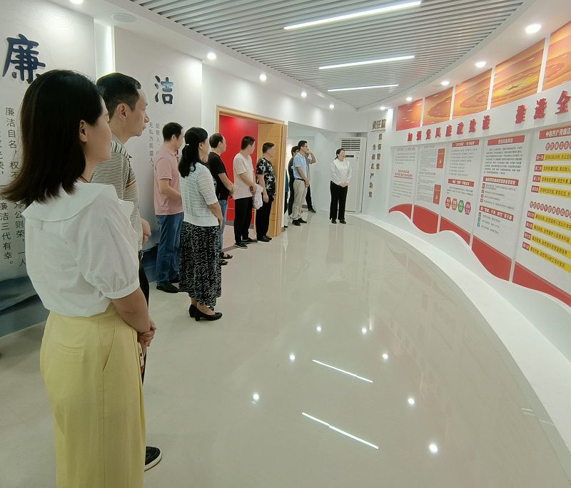 参观自治区疾控中心廉政教育基地展厅-副本800.jpg