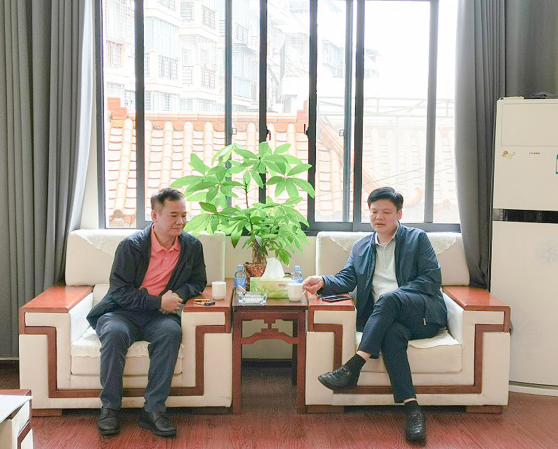 邱国兴会见兴安县委书记会谈现场（800图）.jpg