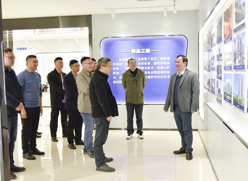 参观企业文化展示馆800.jpg