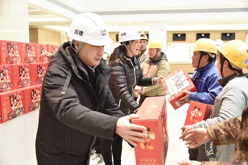 发放慰问品800.jpg