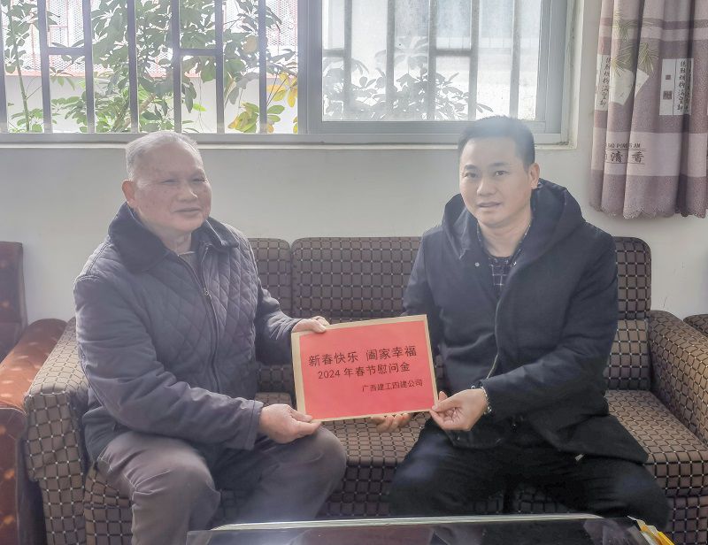 伍书记慰问黄建泉800.jpg