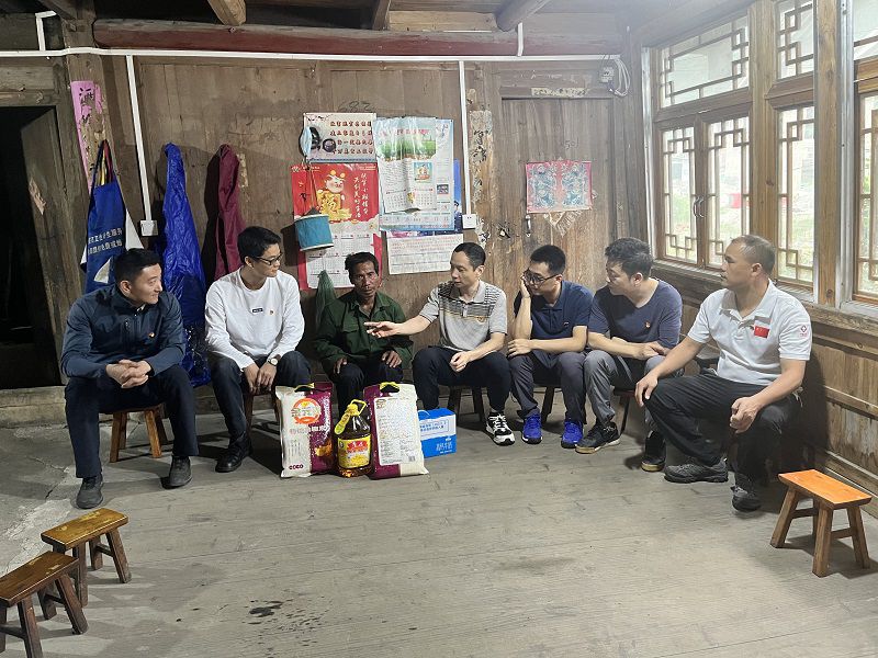 高新分公司龙胜帮扶图片.jpg