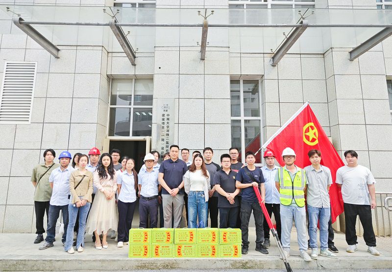 慰问项目部管理人员.jpg