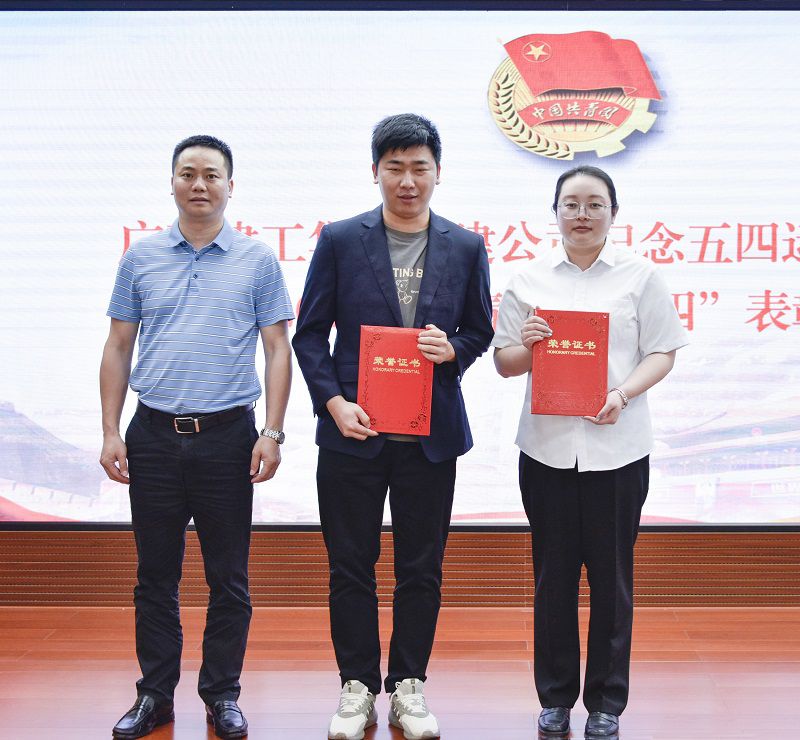 五四表彰伍书记优秀团员800.jpg