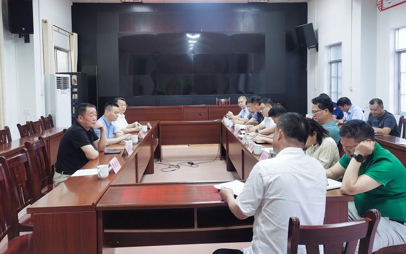 伍转青与桂平市委常委、政法委书记覃桂深举行工作会谈（800图）.jpg