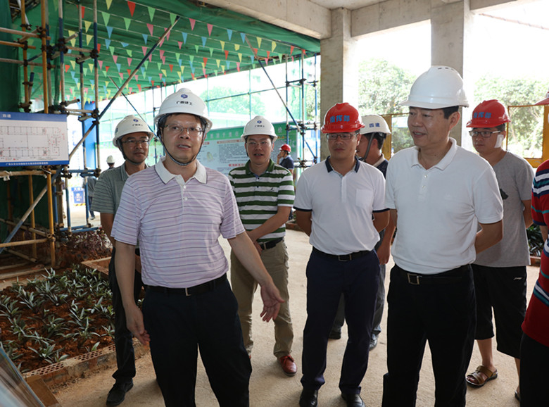 自治区政协副主席刘正东一行到公司广西大学文科楼项目调研