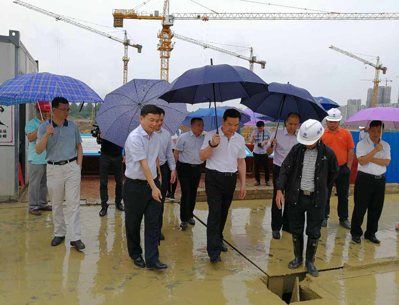 自治区纪委副书记何敏到公司承建的百色扶贫安置项目调研