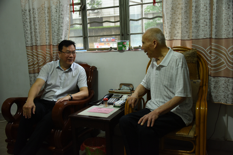 公司党委开展“七一”慰问困难党员活动