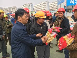 服务基层送温暖 农民工把“福”带回家