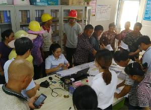 二分公司彰泰·滟澜山项目部开展民工工资支付办卡工作