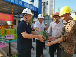 周成到直属分公司一项目走访慰问