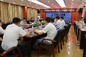 黄晖给两家分公司党员上党课
